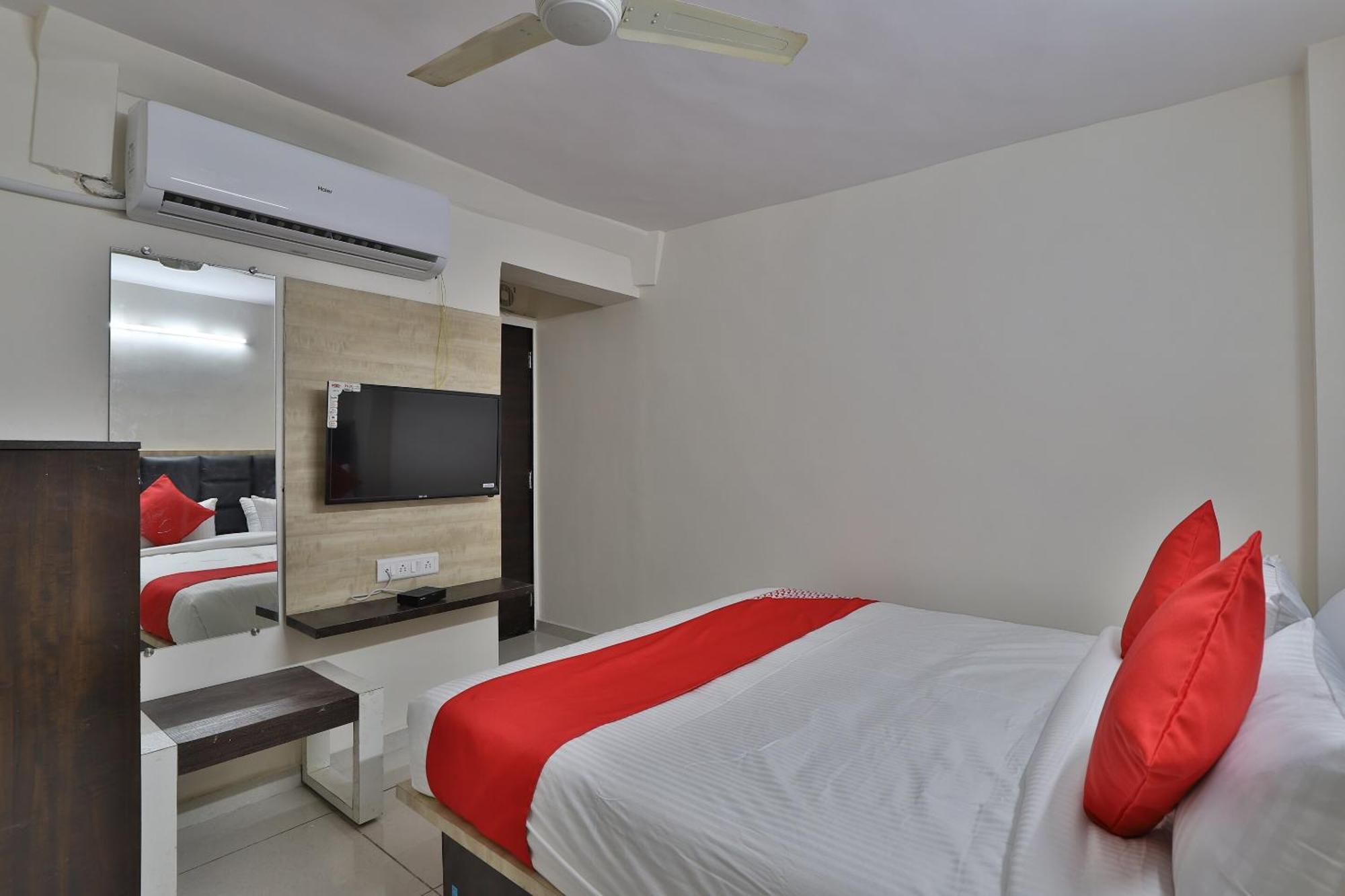 โอโย 36139 โฮเต็ล ซันเวย์ Hotel อาเมดาบัด ภายนอก รูปภาพ